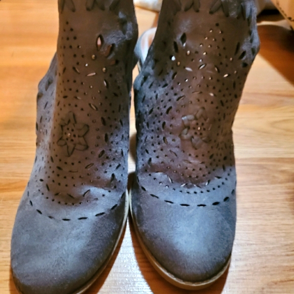 Blue suede closed toe heels 👠 - Picture 2 of 7